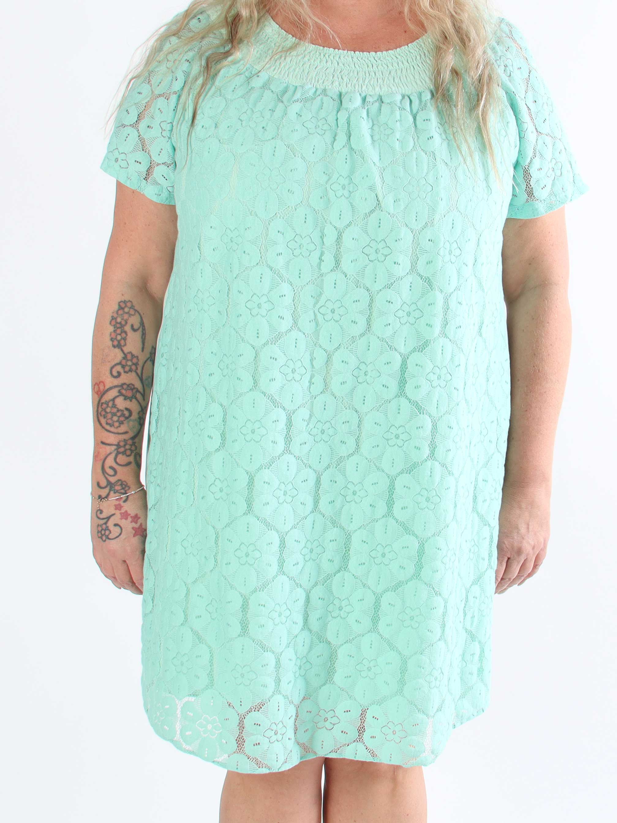 Fjola - Plus size tunikaklänning i bomull med spets fram